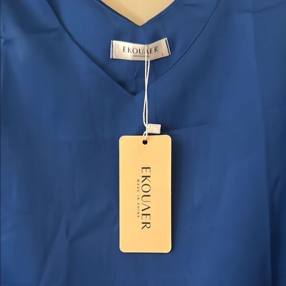 Royal Blue V-Neck Sleeveless Tank Top - Picture 2 of 5